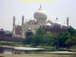 En face le Taj Mahal